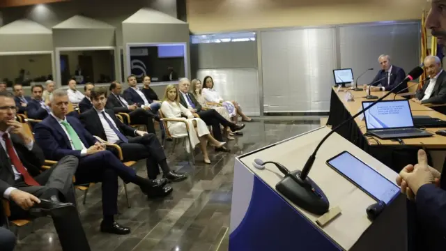 El vicesecretario económico del PP, Juan Bravo, ha explicado este jueves el plan de choque del partido a los empresarios aragoneses.