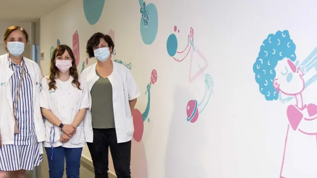 De izquierda a derecha, Lola Vázquez (psiquiatra), Cristina Orga (auxiliar) y Carolina Martínez (terapeuta), en el Hospital de Día.