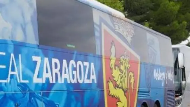 El autobús del Real Zaragoza, con el que el equipo emprendió a las 13.30 de este domingo el penúltimo viaje de la temporada, a Oviedo.