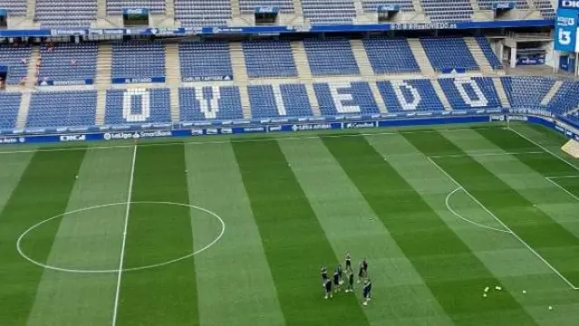 El magno estadio Carlos Tartiere de Oviedo, con los jugadores del Real Zaragoza recién llegados para jugar esta noche de lunes el partido de la jornada 40ª.