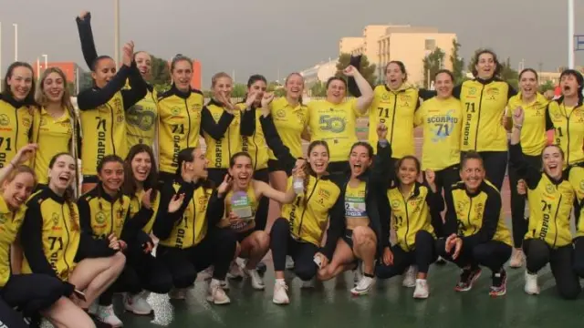 La escuadra femenina del Alcampo-Scorpio71 celebra el pase a la final.