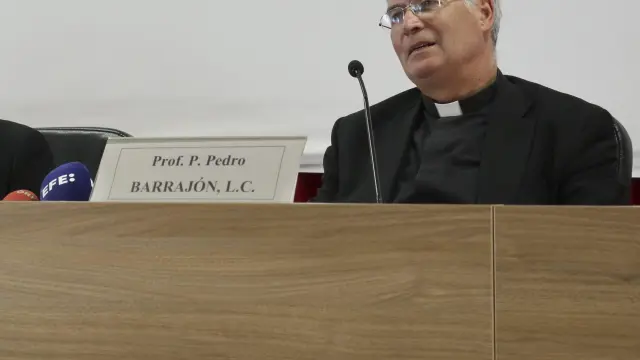 El padre Luís Ramírez (i), coordinador del curso, y el padre Pedro Barrajón (d) explican las novedades del curso sobre exorcismo