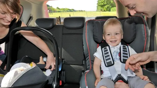 En general, las sillas infantiles para viajar en coche son seguras