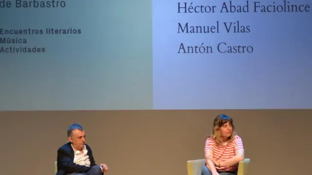 Antón Castro, Manuel Vilas, Laura Fernández y Héctor Abad, conversando en Barbastro.