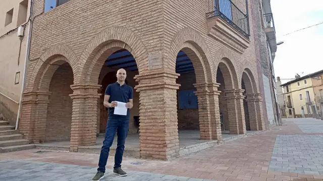 Carlos Sinusía frente al Ayuntamiento de Ibdes.
