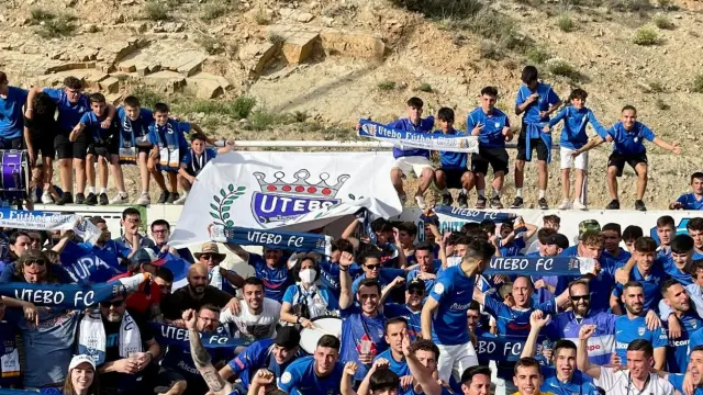 Foto de familia de los jugadores del Utebo junto a los aficionados en Illueca, después de conseguir el pase a la final.