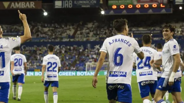 Los futbolistas del Real Zaragoza retornan a su campo tras marcar el 1-0 decisivo en el minuto 74.
