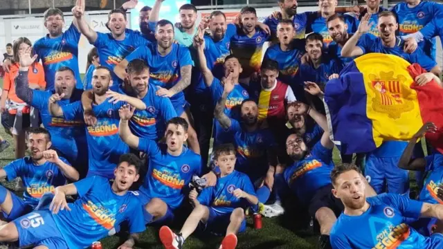 El equipo de fútbol del Principado de Andorra celebra su ascenso a la Segunda División española.