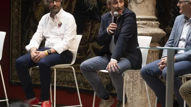 Fernando Escartín, con el micrófono, este lunes durante la presentación de la Quebrantahuesos en el Patio de la Infanta de Zaragoza.