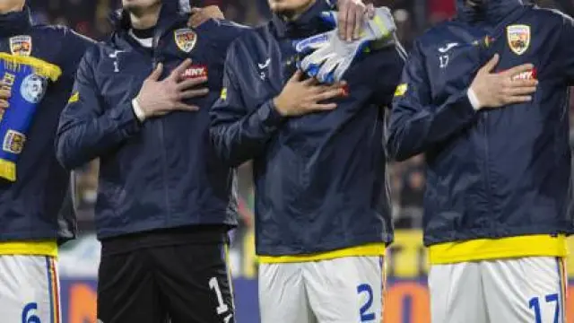 Ratiu, en el centro, cantando el himno de Rumanía con sus compañeros de selección durante un partido.