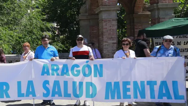 Una de las pancartas que este domingo se han desplegado en el puente de los Cantautores del Parque Grande de Zaragoza
