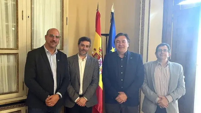 Los parlamentarios de Teruel Existe Tomás Guitarte y Joaquín Egea, con el director general de Patrimonio Cultural y Bellas Artes del Ministerio de Cultura, Isaac Sastre, y con el asesor parlamentario del Ministerio de Cultura, Ignasi Camós.