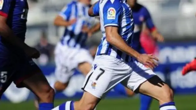 Alkain, en uno de sus 9 goles anotados este año con la Real Sociedad B, al Amorebieta.