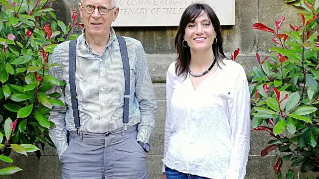El profesor Sir David Baulcombe y la bioquímica aragonesa Sara López, en la Universidad de Cambridge.