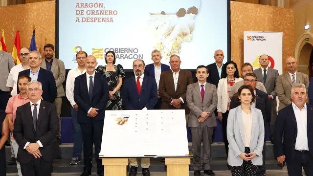 El Presidente de Aragón, Javier Lambán, preside el foro en el que una treintena de entidades del sector agroalimentario aragonés apuesta por consolidar la Comunidad como un territorio granero y despensa, para lo cual han firmado una Declaración institucional
