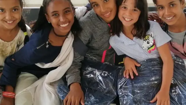 Nagore Tabuenca, segunda por la derecha, junto a niñas saharauis en el verano de 2019.