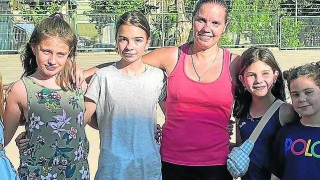 Alexandra y su hija Yana, a su izquierda, junto a otras niñas de Illueca.