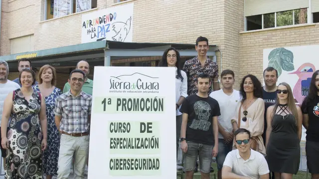 Foto de familia de la primera promoción del curso de especialización en ciberseguridad del IES Sierra de Guara de Huesca.
