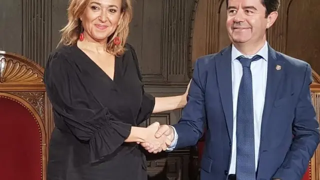 Mayte Pérez y Luis Felipe tras la firma del convenio, en el Salón del Justicia del Ayuntamiento de Huesca.