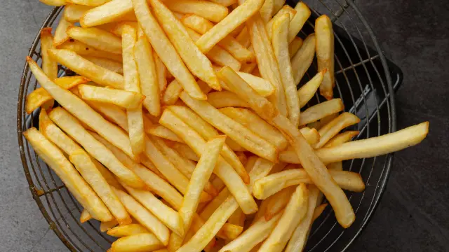 Las patatas fritas son unos de los manjares que se preparan en una freidora sin aceite.
