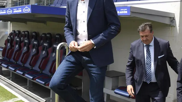 Cuco Ziganda, seguido en su presentación como nuevo entrenador de la SD Huesca por Manolo Torres y Martín González.
