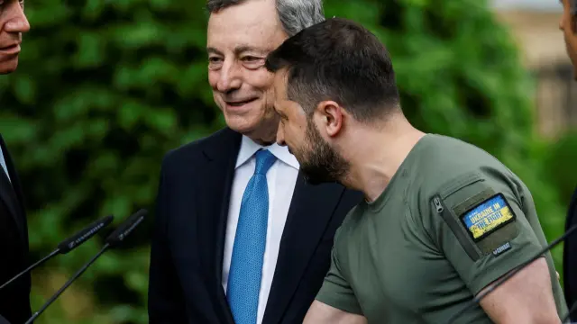 Iohannis saluda a Zelenski en presencia de Draghi y Macron, este jueves en Kiev.