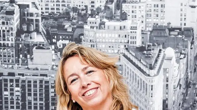 Eva Bunbury posa delante de una imagen del Flatiron Building neoyorquino, un emblema de la urbe en la que nació su padre.