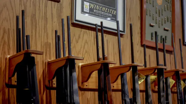Armas a la venta en una armería en Estados Unidos.