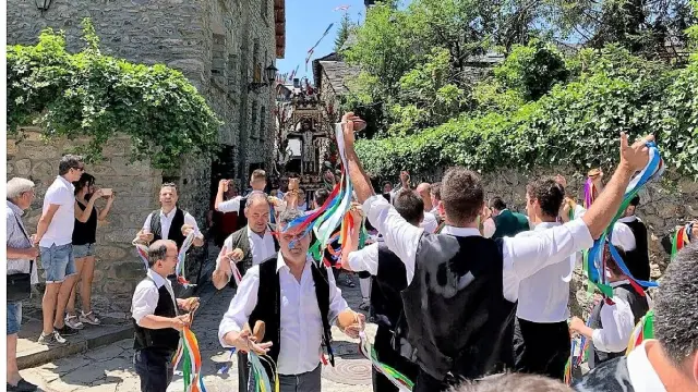 Los mozos danzan ante el patrón en la procesión de San Marsial