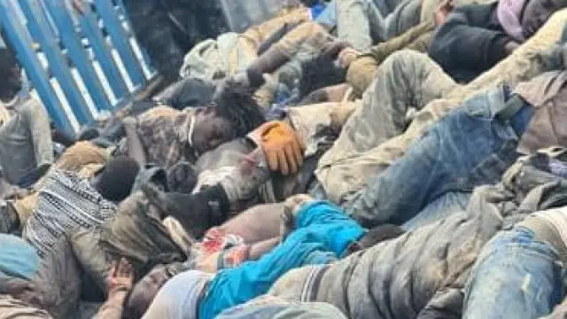 Cadáveres de varios de los inmigrantes fallecidos en el intento de salto de la valla de Melilla.