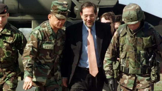 El secretario general de la OTAN, Javier Solana, en 1998, durante una misión en Bosnia.