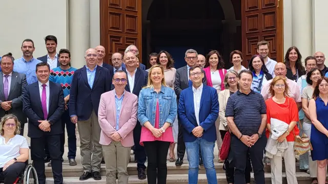 Foto de familia de los participantes en la presentación del Plan Aragonés de Impulso a la Economía Social, presidida por la consejera Marta Gastón