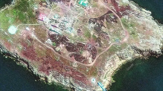 Imagen aérea de la Isla de las Serpientes antes del último ataque del Ejército ucraniano, que habría forzado la retirada rusa.