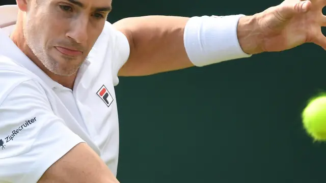 El tenista estadounidense John Isner, este viernes contra Jannik Sinner en el torneo de Wimbledon.