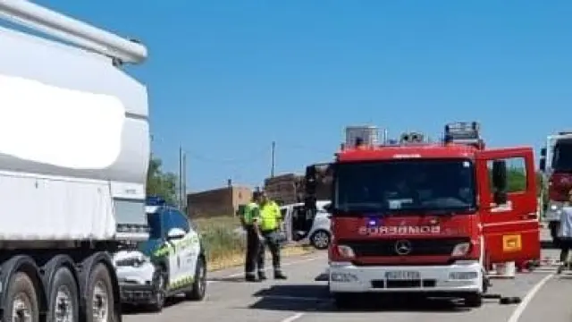Servicios de emergencia en el lugar del accidente, con dos vehículos implicados.