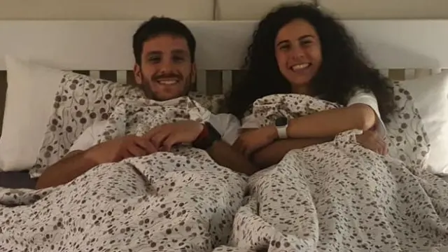 Jorge y María, ya en la cama de Ikea.