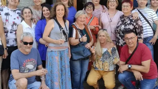 Cerca de una treintena de personas de toda España que coincidieron en los veranos de los años 90 se reúnen después de 20 años
