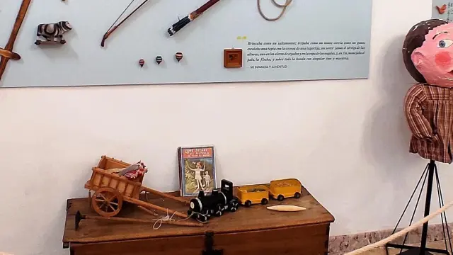 Uno de los sectores de la exposición, que puede visitarse en el atrio del Palacio de Ayerbe.