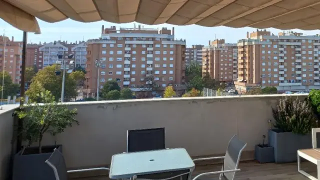 Una pérgola en una terraza de Zaragoza.