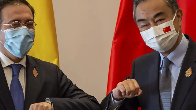 El ministro de Exteriores español, José Manuel Albares (i), durante su reunión bilateral con su homólogo chino.