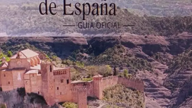 Una vista de Alquézar protagoniza la guía anual editada por la asociación de los pueblos más bonitos de España.