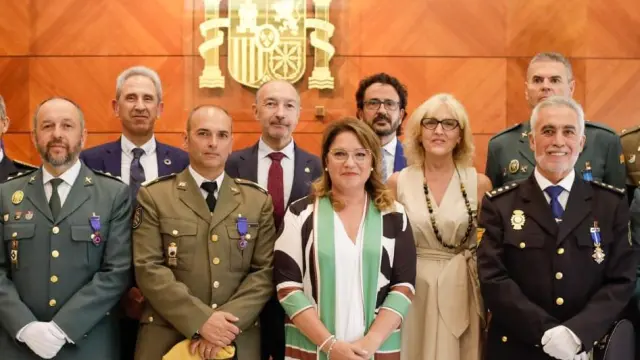 Todos los premiados, junto a la delegada del Gobierno en Aragón, Rosa Serrano, y la subdelegada, Silvia Salazar.