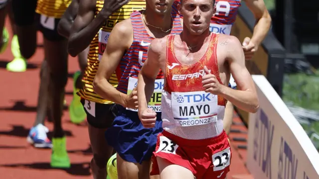 Carlos Mayo, en primera posición, durante la final de 10.000 metros del Mundial de atletismo de Oregón.