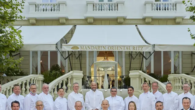Los miembros del Club Chefs des Chefs posan en una foto de grupo en el jardín del hotel Mandarin Oriental Ritz de Madrid.