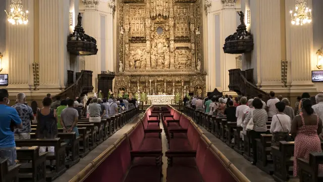 La misa se estaba celebrando, como de costumbre, en el altar mayor.