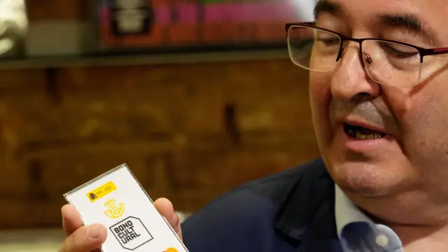 El ministro Miquel Iceta, con un ejemplar del Bono Cultural Joven en la mano.