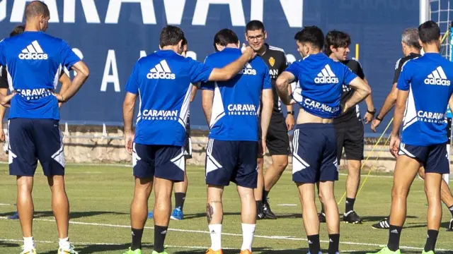 La plantilla del Real Zaragoza, al inicio de un entrenamiento de esta semana.