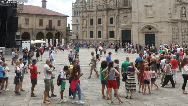 Cientos de peregrinos y turistas hacen cola para entrar en la Catedral de Santiago, con motivo del Día de Galicia.