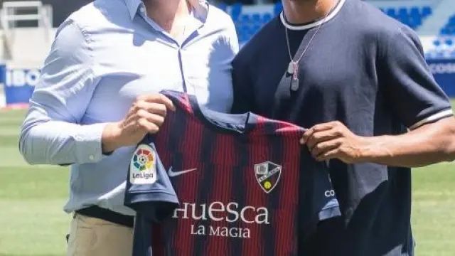 Kevin Carlos, con el presidente ejecutivo de la SD Huesca, Manolo Torres.