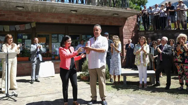 Carolina Darias y Guillermo Bernués delante de la Oficina de Turismo de Plan, donde se le ha hecho el homenaje.